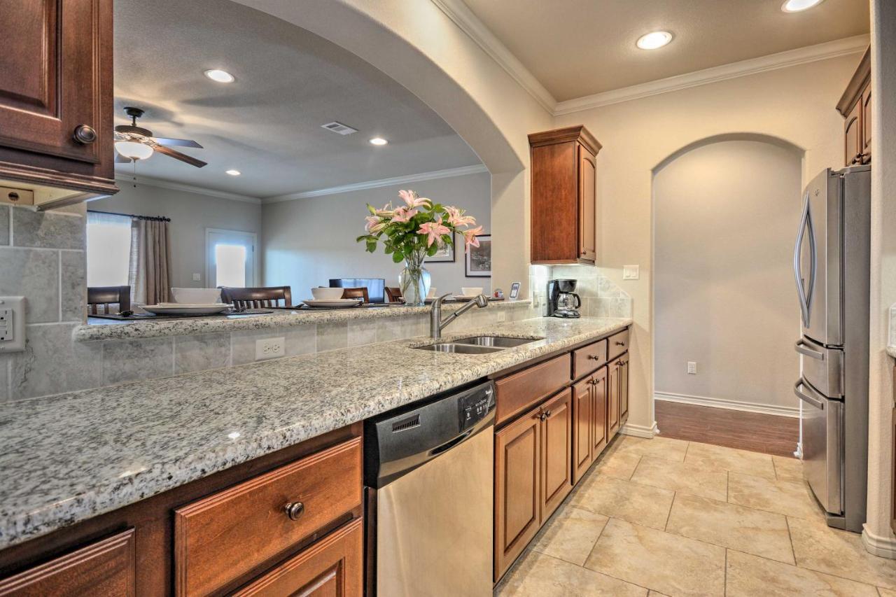 College Station Townhouse With Private Patio Villa Dış mekan fotoğraf