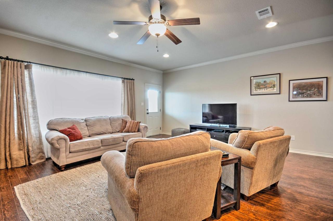 College Station Townhouse With Private Patio Villa Dış mekan fotoğraf