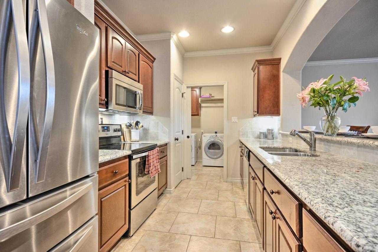 College Station Townhouse With Private Patio Villa Dış mekan fotoğraf